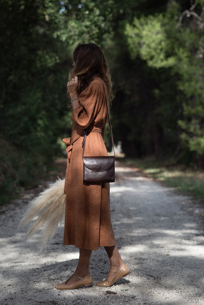 Retro crossbody bag, full grain chocolate brown leather, postman bag, minimalistic & timeless design, gift for her, messenger bag image 3