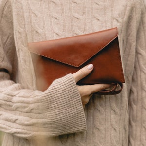 Mehrzweck-Clutch-Tasche aus cognacbraunem Leder, Umhängetasche, Kettentasche, Gürteltasche, minimalistischer Stil, Geschenk für sie, Naturliebhaber