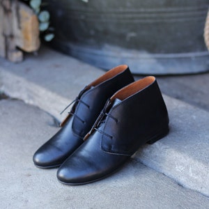 Natuurlijk volnerf zwart leer in retrostijl, klassieke slofjes, cadeau voor haar, natuurliefhebber, platte schoenen, enkellaarzen