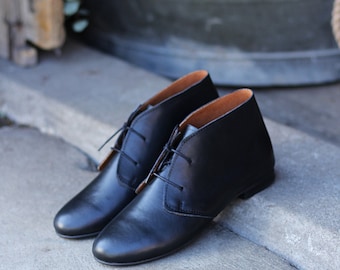 Retro-Stil natürliches vollnarbiges schwarzes Leder, klassische Booties, Geschenk für sie, Naturliebhaber, flache Schuhe, Ankle Boots