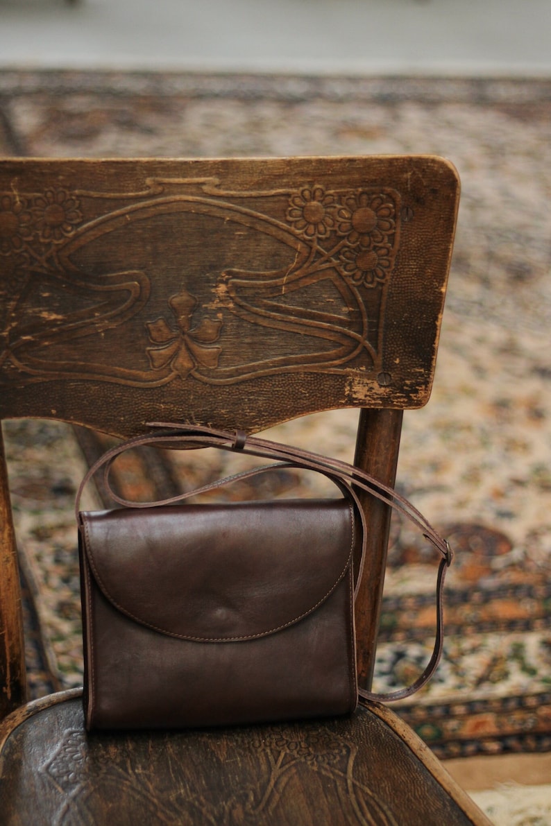 Retro crossbody bag, full grain chocolate brown leather, postman bag, minimalistic & timeless design, gift for her, messenger bag image 2