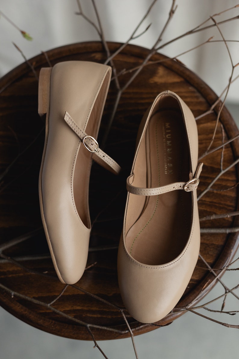 Zapatos Mary-Jane beige de cuero genuino, bailarinas estilo retro, zapatos hechos a mano, zapatos de punta redondeada, estilo clásico, zapatos planos, traje de primavera imagen 9