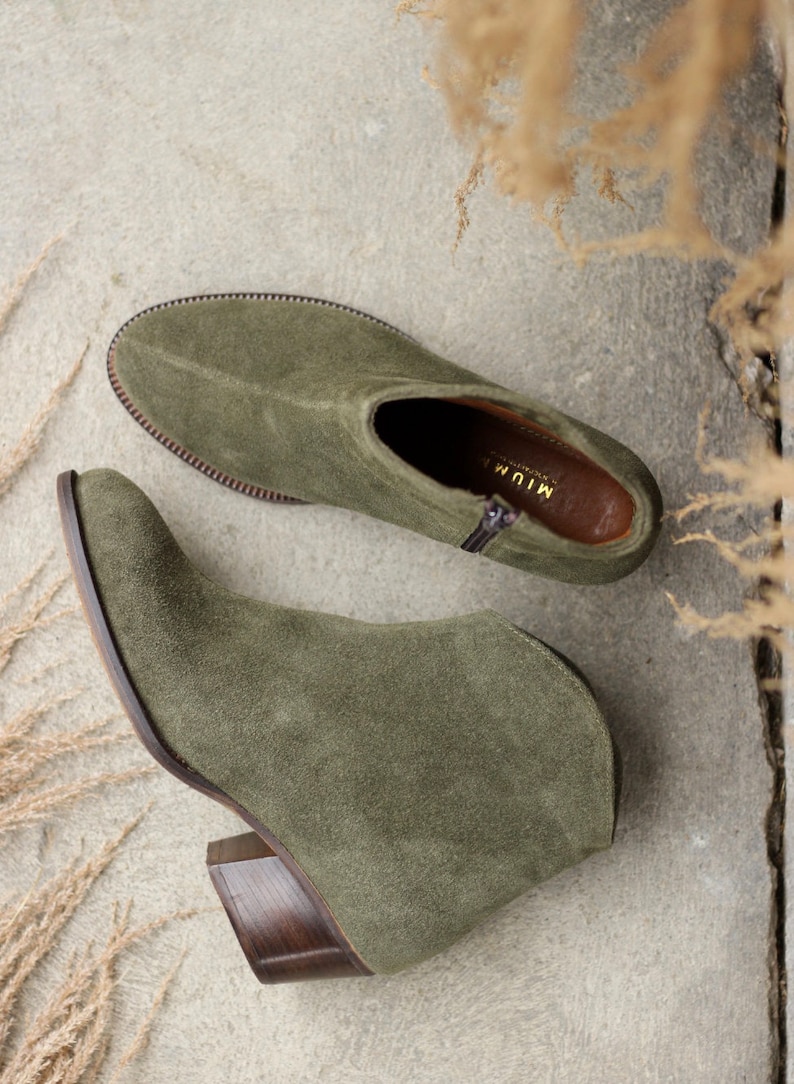 Classici stivali in pelle di velluto verde oliva naturale, stivaletto, regalo per lei, scarpe stile boho, amante della natura immagine 1