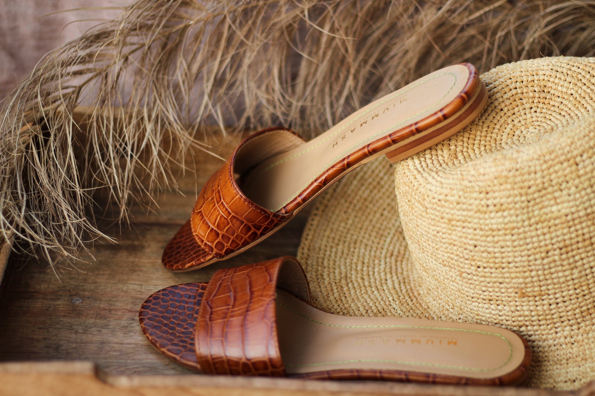 レディースレザースライド - ブラウンクロコスリッポンサンダル、本革