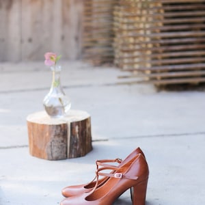 Cuir véritable marron cognac de style rétro, chaussures à talons mary jane, cadeau pour elle, chaussures de style boho, amoureux de la nature image 8