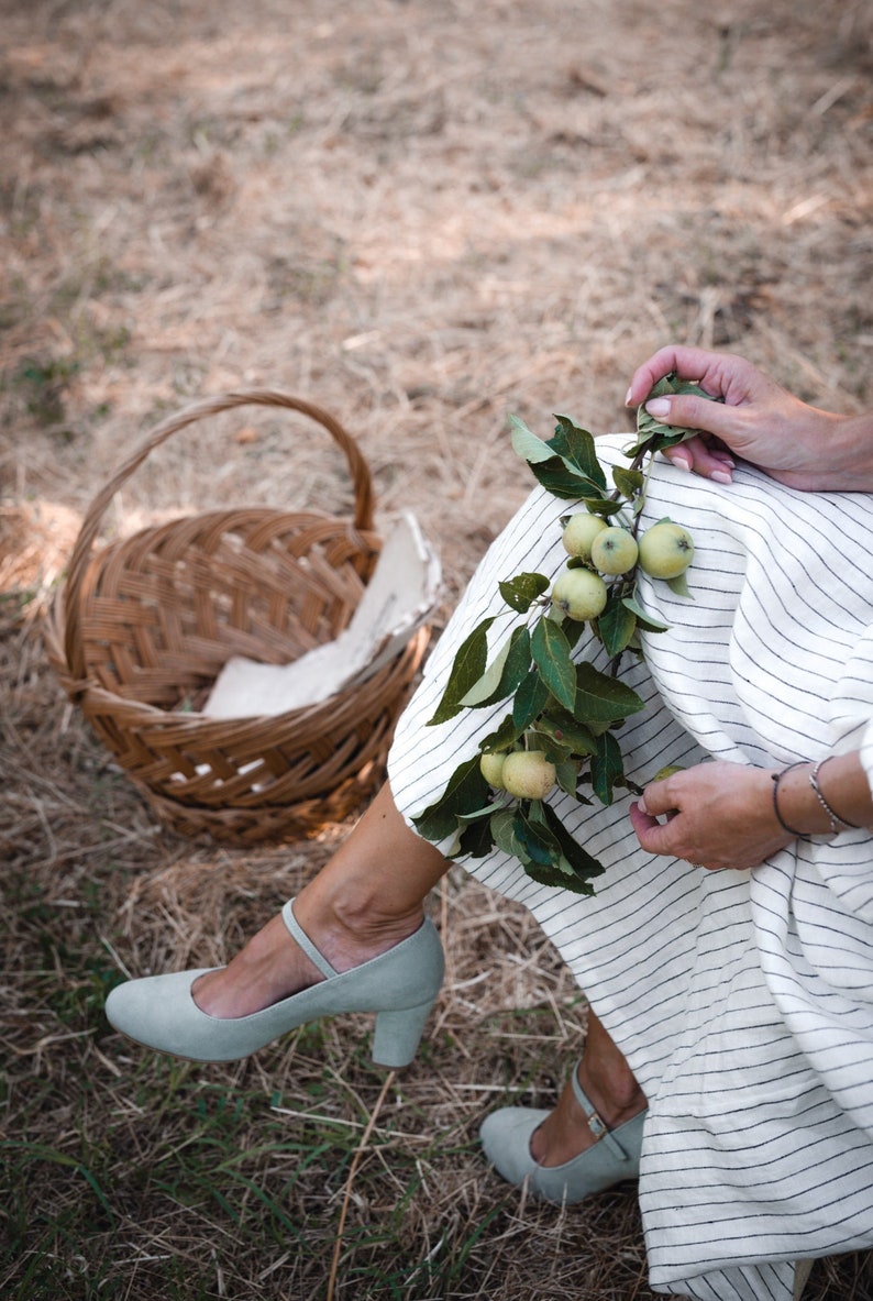 Mary-Jane-Stil natürliches Eukalyptus Wildleder, Mary Jane Heels Schuhe, Geschenk für sie, Retro Braut Schuhe, Naturliebhaber Bild 1