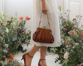 Zapatos de tacón alto clásicos de piel color miel con tiras, ideales para mujer.