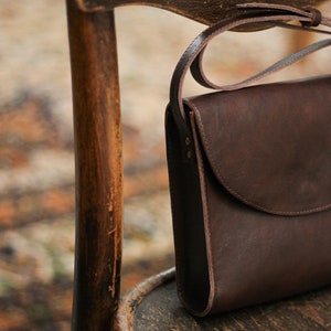 Retro crossbody bag, full grain chocolate brown leather, postman bag, minimalistic & timeless design, gift for her, messenger bag image 4