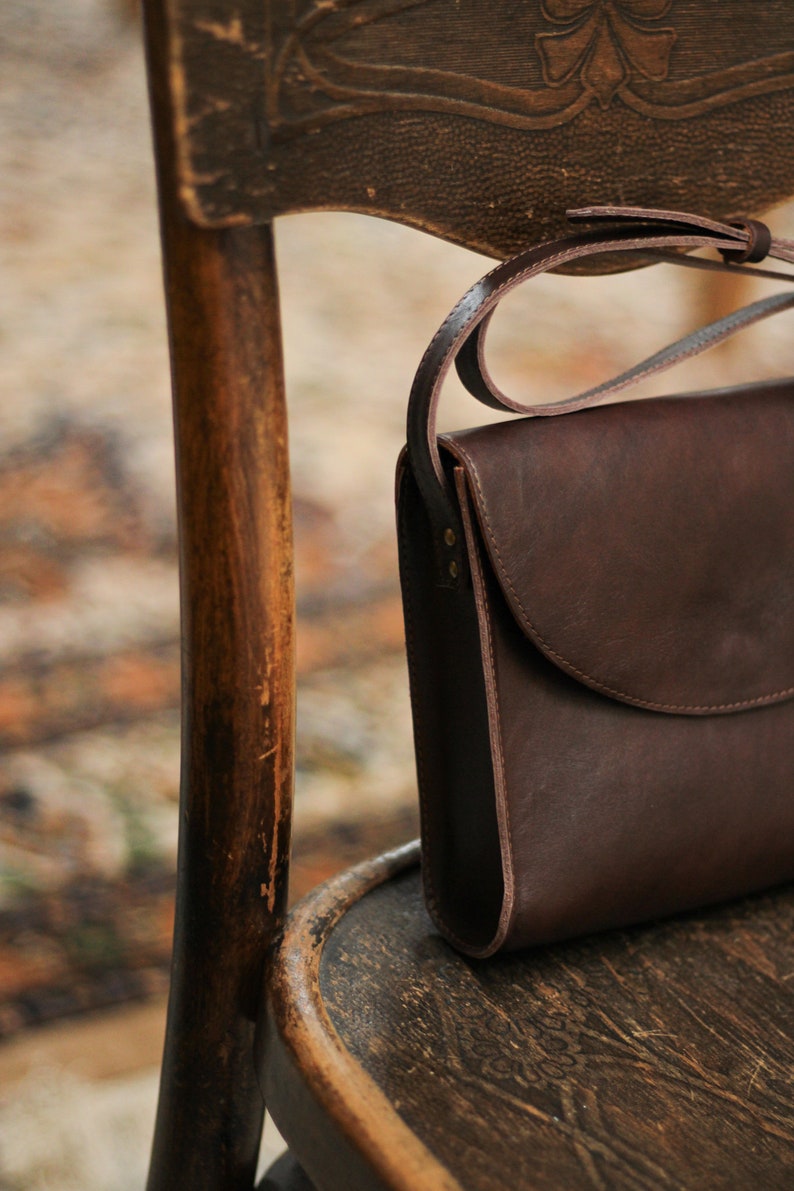 Retro crossbody bag, full grain chocolate brown leather, postman bag, minimalistic & timeless design, gift for her, messenger bag image 4