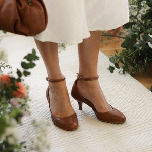 Honingbruine leren pumps met bandjes, klassieke schoenen met hoge hakken voor dames