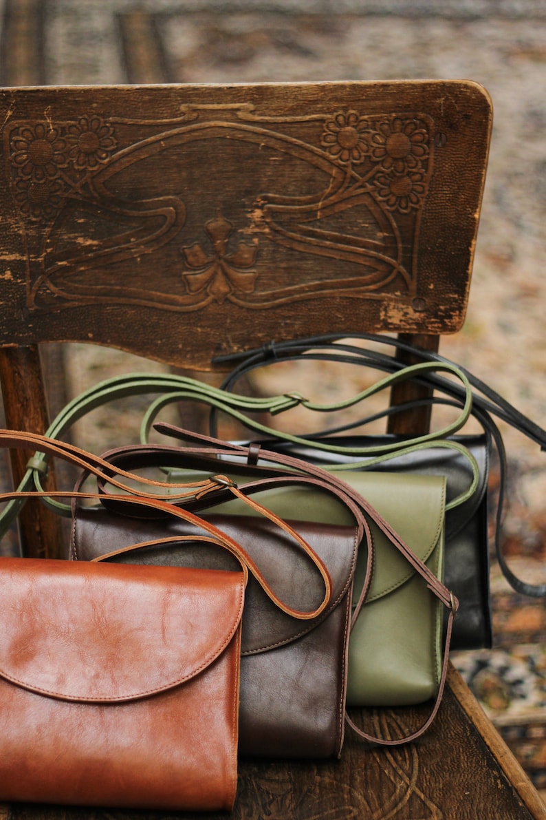 Bolso bandolera retro, cuero marrón coñac de grano completo, bolso de cartero, diseño minimalista y atemporal, regalo para ella, bolso mensajero imagen 5