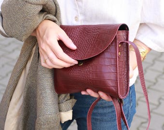Embossed Crocodile Leather Crossbody Bag: Minimalist Postman Style Burgundy