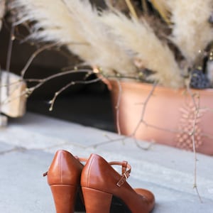 Cuir véritable marron cognac de style rétro, chaussures à talons mary jane, cadeau pour elle, chaussures de style boho, amoureux de la nature image 6