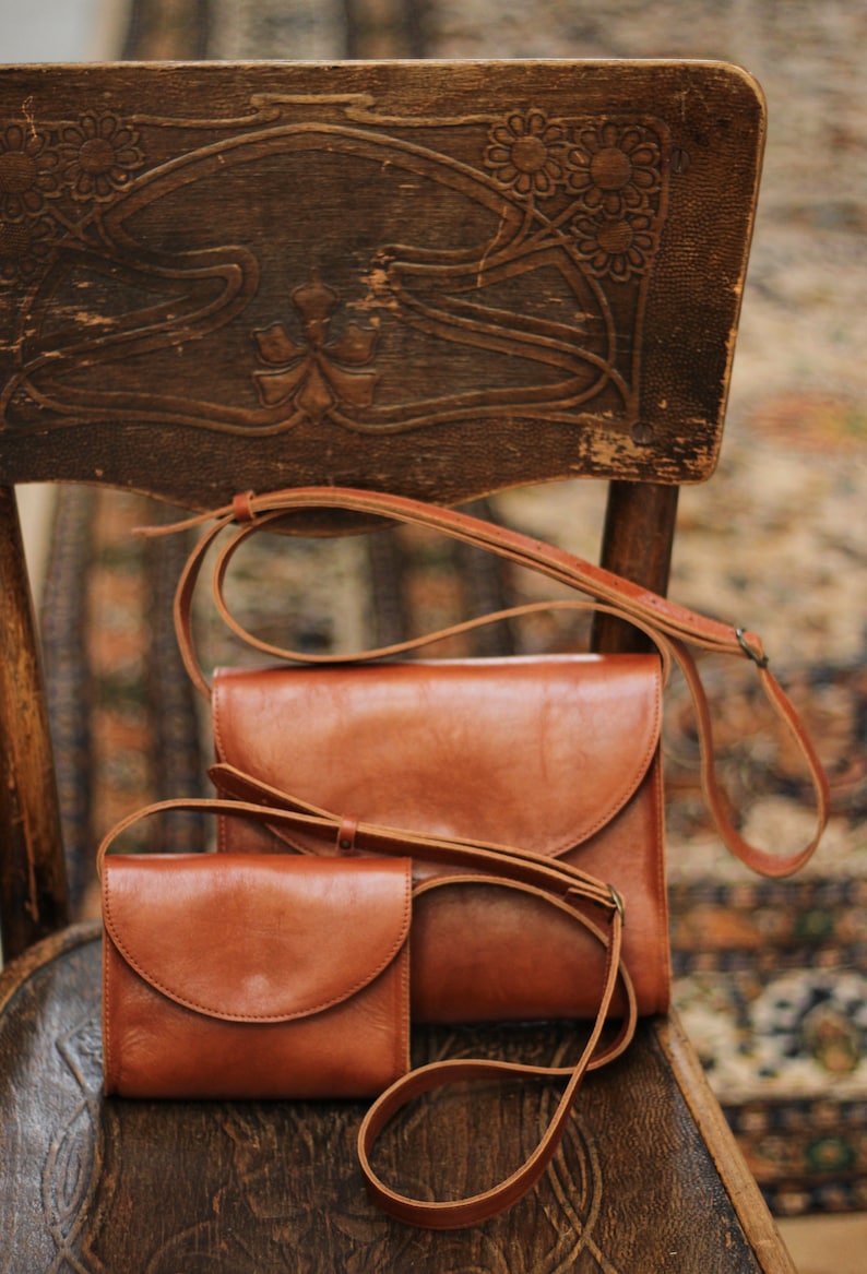 Retro crossbody bag, full grain cognac brown leather, postman bag, minimalistic & timeless design, gift for her, messenger bag image 3