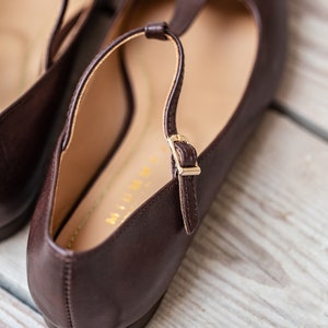 Ballerines en cuir marron chocolat pleine fleur de style rétro, chaussures t-bar, chaussures mary jane, cadeau pour elle, chaussures de style classique, amoureux de la nature image 5