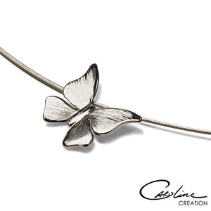 Puede incluir: Un collar de plata con un delicado colgante de mariposa. La mariposa es detallada y tiene un dise&ntilde;o tridimensional.