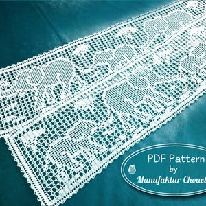 Pode incluir: Renda de crochê branca, com padrão de elefantes. A renda é retangular com uma borda ondulada. A imagem inclui o texto "PDF Pattern by Manufaktur Chouette" em um oval azul.