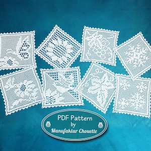 Può includere: Una collezione di otto centrini quadrati in uncinetto bianco con vari motivi complessi di fiori, farfalle e fiocchi di neve. Sotto i centrini si trova un'etichetta ovale con il testo PDF Pattern by Manufaktur Chouette e due piccole icone di gufo.