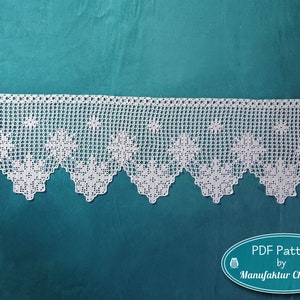 Puede incluir: Valance de encaje blanco tejido a crochet con un borde festoneado. La valance presenta un patrón repetitivo de pequeñas estrellas. El texto "PDF Pattern by Manufaktur Chouette" es visible en la parte inferior de la imagen.
