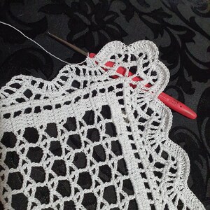 Runde Tischdecke 40 Cm – Schmetterlinge Gestickt, Rot-bunt – Frühlingsdeko Für Küche, Wohnzimmer