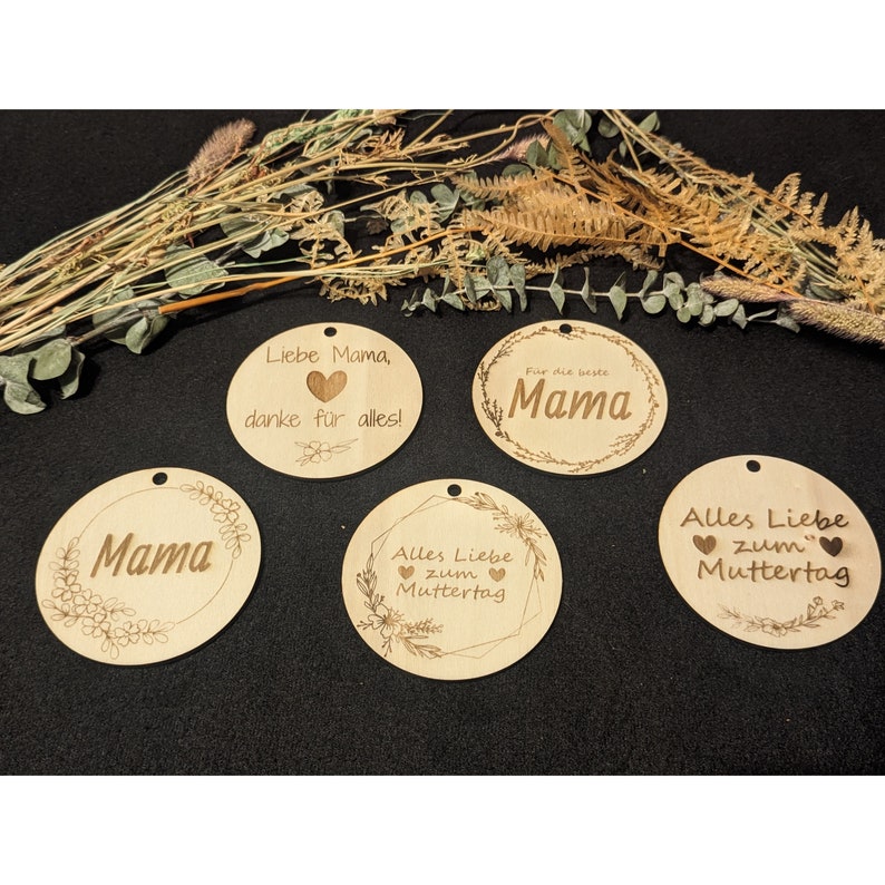 Muttertagsanhänger Anhänger aus Holz zum Muttertag Nachhaltiges Geschenk aus Holz Lasergravur Mama Bild 2