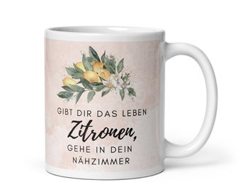 Zitronen im Nähzimmer Tasse mit Motiv / Spruch - hübscher Kaffeebecher mit Henkel - Keramiktasse 300 ml groß - Geschenk für die Freundin