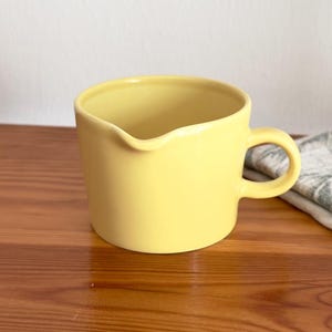 Arabia Finland Teema Milchkännchen Original Gelber Kilta Keramik Design von Kaj Franck