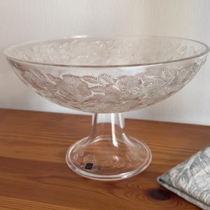 Nuutajärvi Finland Rosita Serving Bowl Large Footed Bowl Beautiful Vintage Clear Flower Design Glass by Kerttu Nurminen
