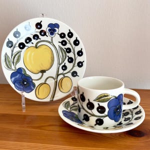 Arabia Finland Paratiisi Filiżanka do herbaty ze spodkiem i talerzykiem deserowym Zestaw trzech zabytkowych ceramicznych talerzy Birger Kaipiainen Dostępne w wielu rozmiarach