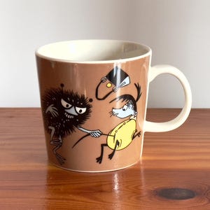 Arabia Finland Moomin Mug Stinky in Action (Haisuli Vauhdissa) Design Ceramic Multiple Available