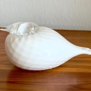 Oiva Toikka Kyrmy (Golf Ball) Glass Bird Opal White Design Art Glass by Iittala Nuutajärvi Finland