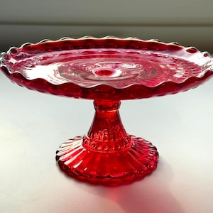 Piatto da portata con piedistallo Iittala Marimekko, rarissimo e unico, in vetro rosso rubino con design Mariskooli, prodotto in Finlandia.