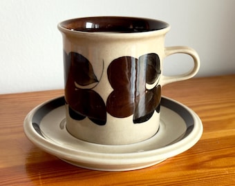 Taza grande de té y cacao con platillo, diseño vintage pintado a mano, de cerámica de gres de Raija Uosikkinen, Arabia Finland Ruija