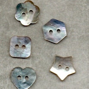 Peut inclure: Cinq boutons en nacre irisée de différentes formes, dont une fleur, un hexagone, un carré, un cœur et une étoile. Chaque bouton a deux trous.