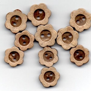 Könnte beinhalten: Zehn braune Holzknöpfe in Blumenform mit jeweils zwei Löchern.