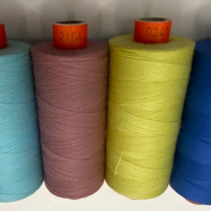 Può includere: Quattro bobine di filo di diversi colori: azzurro, malva, giallo e blu. Le bobine hanno i numeri stampati: 2130, 2164, 0341 e 3601.