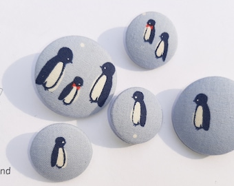 5 fabric buttons, covered with cotton fabric, penguins