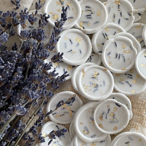 Sigillo di ceralacca autoadesivo con scaglie d'oro e lavanda