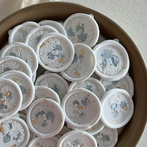 Cachet de cire autocollant avec flocons d'or et pétales d'hortensia
