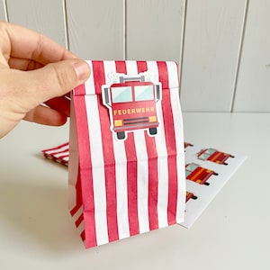 Feuerwehr Kindergeburtstag Partytüten mit Streifen und Feuerwehrauto Aufkleber, zum verpacken von Mitgebsel, Süßigkeiten am Geburtstagsparty