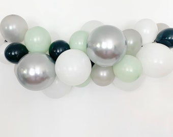 Ballongirlande Silber Chrome, Weiss, Eucalyptus Luftballons, Partydeko für Erster Geburtstag, Babyshower, Jubiläum und Hochzeit