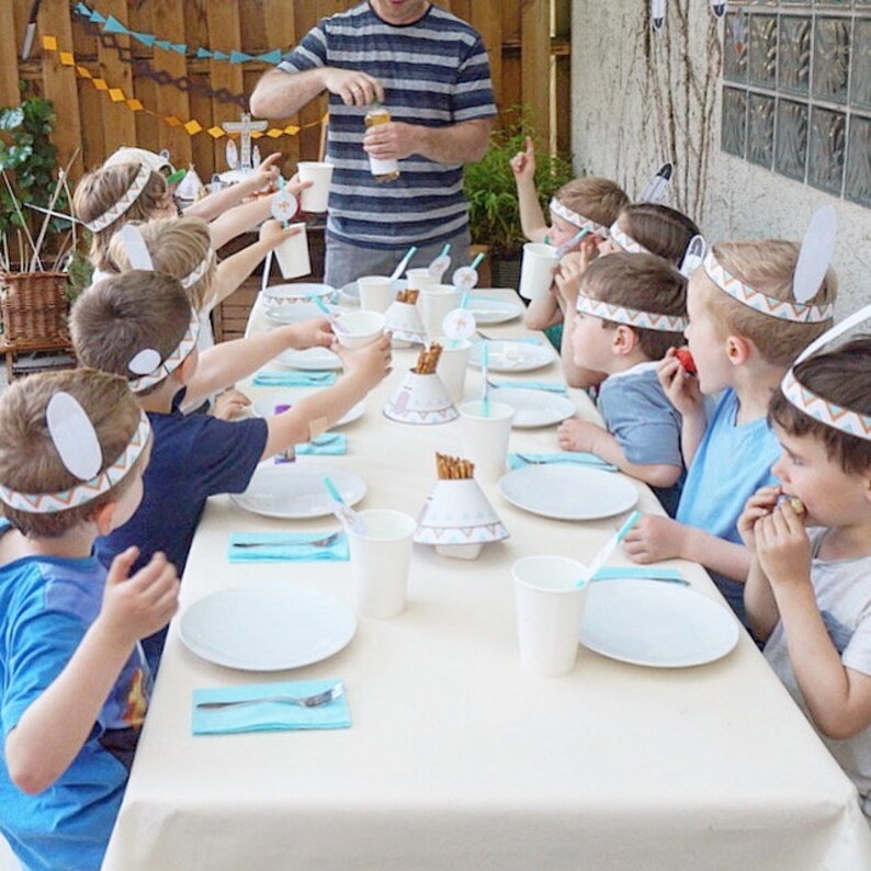Indian headdress guest gift at Indian children/'s birthday