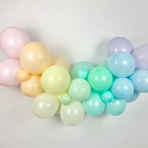 Guirnalda de globos arcoíris en tonos pastel, globos de cumpleaños para decoración de fiestas, arco de globos DIY, decoración de cumpleaños infantil arcoíris