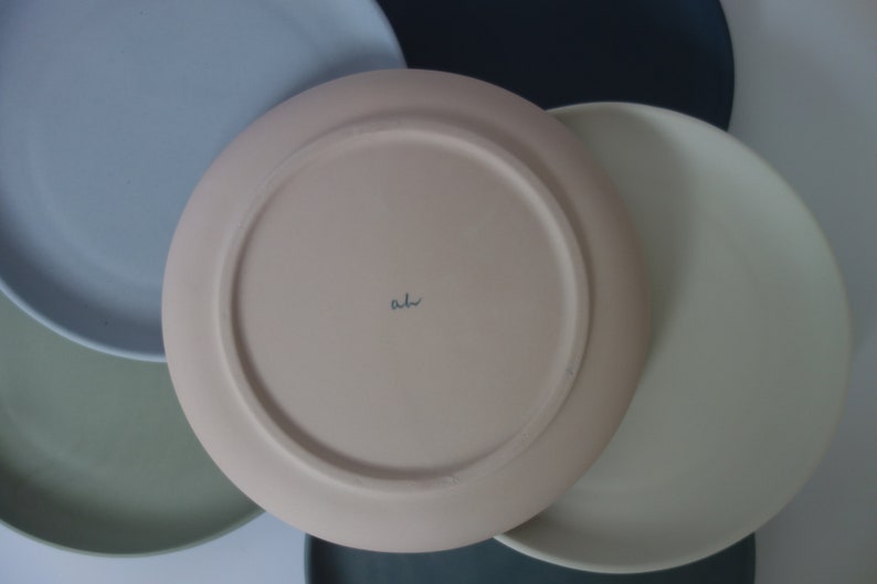 Farbige Porzellanteller mit einem Durchmesser von 18 cm, Frühstücksteller Bild 4