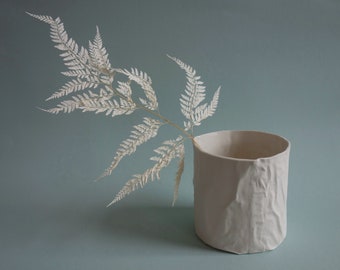 Porcelain planter or vase with a paperstructure