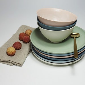 Farbige Porzellanteller mit einem Durchmesser von 18 cm, Frühstücksteller Bild 9