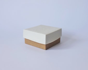 Box with a porcelain top and a cardboard bottom