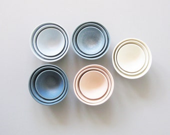 Set Color of three nested porcelain bowls