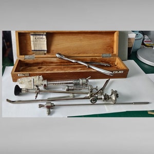 Coffre pour instruments médicaux - Outils chirurgicaux néerlandais des années 40, N.V.H. Agrafeuse et prothèses, kit d&#39;hôpital vintage
