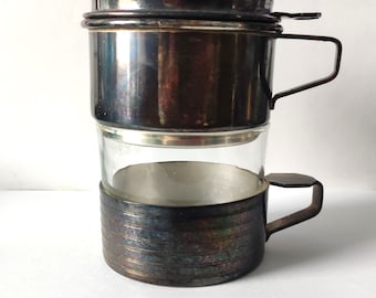 Cafetera con inserto de vidrio, de acero inoxidable, con sistema de goteo y vertido manual.